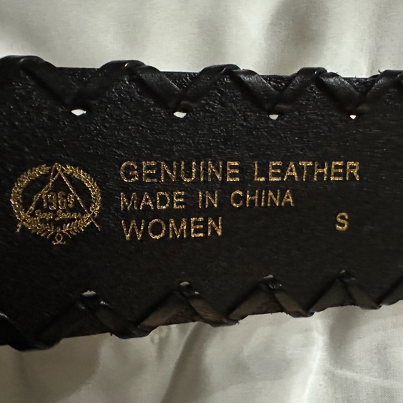 Gap 1969 Black Genuine Leather Belt with Large Gold Buckle Size Small - Picture 4 of 7